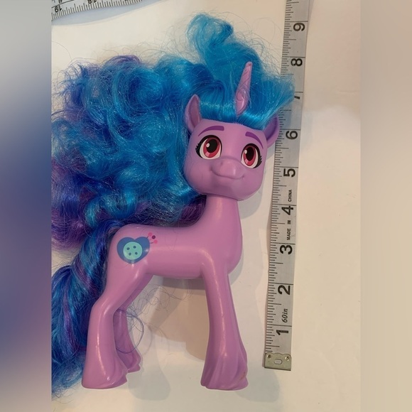 My Little Pony Singing Star Princess Petals with Moving Wings + Izzy Moonbow - Picture 6 of 9